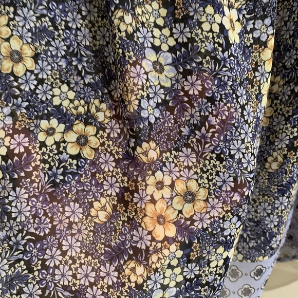 // LOFT \\ Spring Blouse - Picture 3 of 3